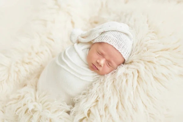 Pasgeboren Jongen Witte Achtergrond — Stockfoto