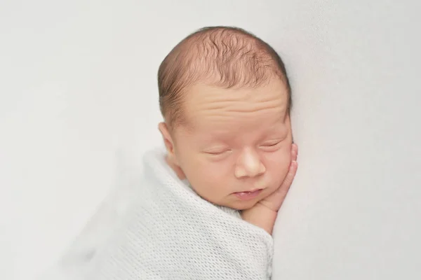 Νεογέννητο Αγόρι Λευκό Φόντο — Φωτογραφία Αρχείου
