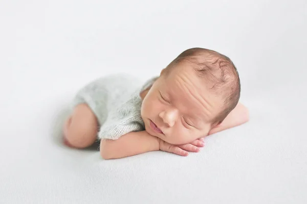 Nyfödd Pojke Vit Bakgrund — Stockfoto