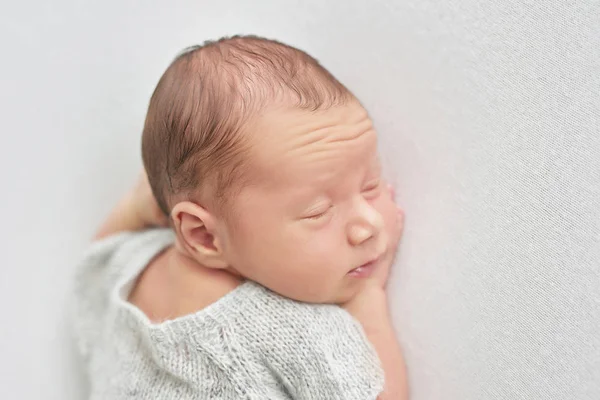 Pasgeboren Jongen Witte Achtergrond — Stockfoto