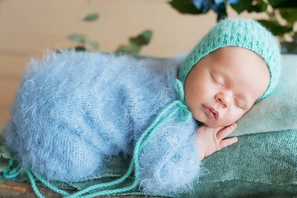 Новорожденный Мальчик Спит Дома — стоковое фото