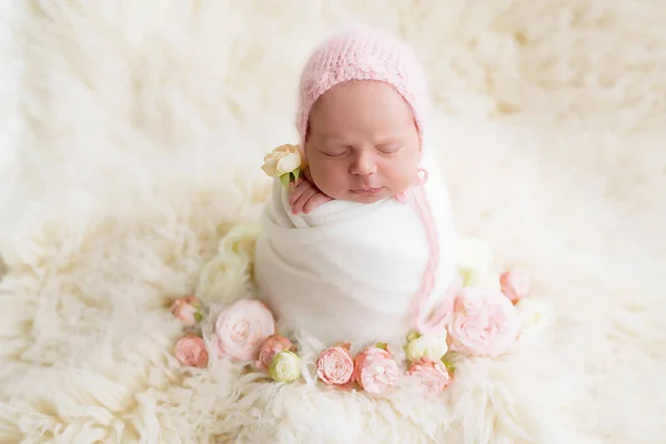 Pasgeboren Meisje Witte Achtergrond — Stockfoto