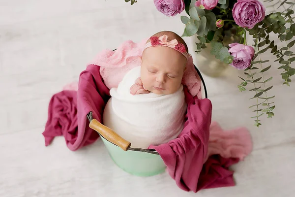 Pasgeboren Meisje Witte Achtergrond — Stockfoto