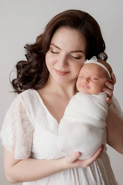 Giovane Madre Con Neonato Casa — Foto Stock