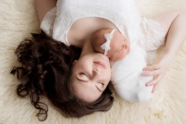 Genç Anne Ile Evde Yeni Doğan Bir Bebek — Stok fotoğraf