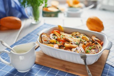 kabak, patates ve mantar ile etsiz vejetaryen kızartma; kabak yemeği