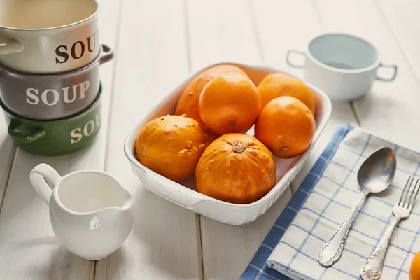 Orangen Und Kürbisse Vor Dem Kochen Auf Dem Tisch — Stockfoto
