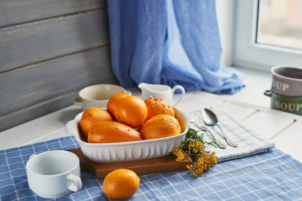 Orangen Und Kürbisse Vor Dem Kochen Auf Dem Tisch — Stockfoto