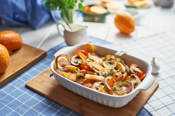 kabak, patates ve mantar ile etsiz vejetaryen kızartma; kabak yemeği