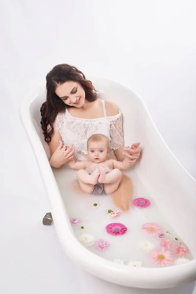 Madre Figlia Bagno Latte Con Fiori — Foto Stock