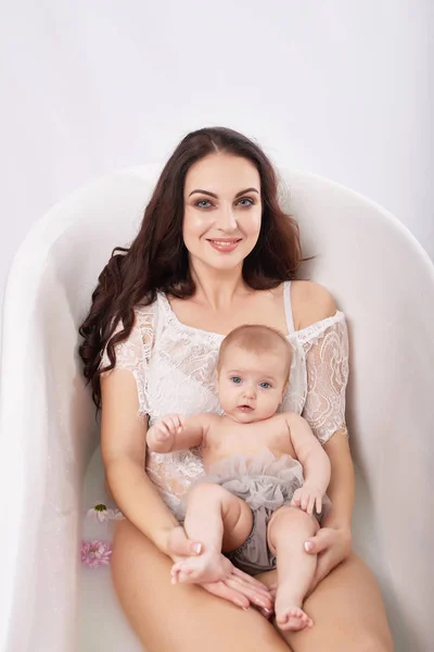 Mãe Filha Banho Leite Com Flores — Fotografia de Stock