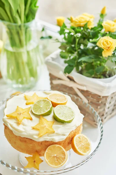 Tårta Med Citroner Lime Carambola Bordet Bredvid Tulpanerna — Stockfoto