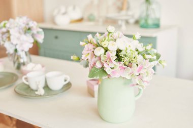 mutfakta masada bir Vazoda Çiçekler buket