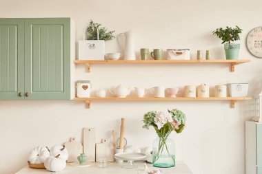 Tablo yemekleri ve bir buket çiçek vazoda Provence tarzında parlak mutfak