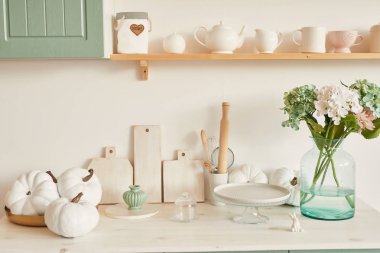 Tablo yemekleri ve bir buket çiçek vazoda Provence tarzında parlak mutfak