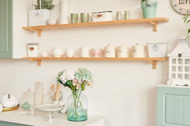Tablo yemekleri ve bir buket çiçek vazoda Provence tarzında parlak mutfak