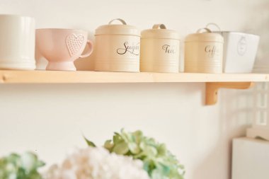 Tablo yemekleri ve bir buket çiçek vazoda Provence tarzında parlak mutfak