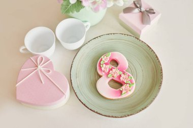 Çiçekli parlak mutfakta için Mart 8 gingerbreads