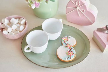 Çiçekli parlak mutfakta için Mart 8 gingerbreads