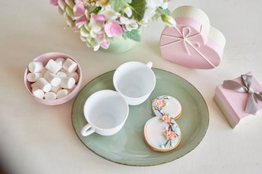 Çiçekli parlak mutfakta için Mart 8 gingerbreads