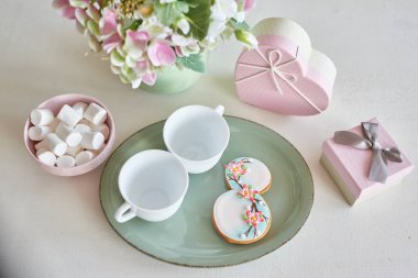 Çiçekli parlak mutfakta için Mart 8 gingerbreads