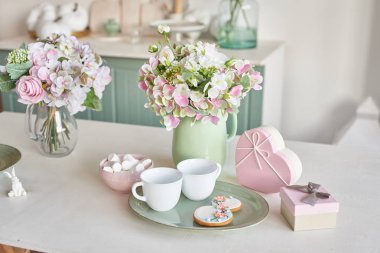 Çiçekli parlak mutfakta için Mart 8 gingerbreads