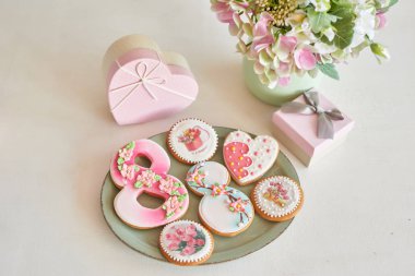 Çiçekli parlak mutfakta için Mart 8 gingerbreads