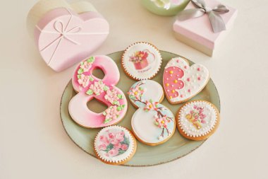 Çiçekli parlak mutfakta için Mart 8 gingerbreads