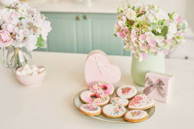 Çiçekli parlak mutfakta için Mart 8 gingerbreads