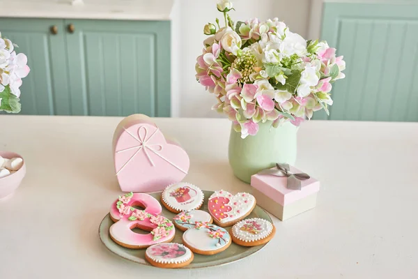 Pepparkakor För Mars Det Ljusa Köket Med Blommor — Stockfoto