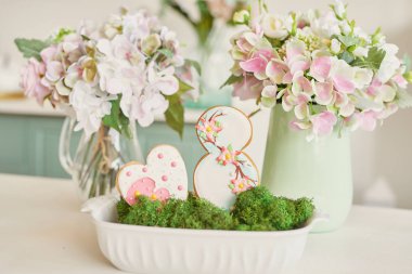Çiçekli parlak mutfakta için Mart 8 gingerbreads
