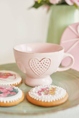 Çiçekli parlak mutfakta için Mart 8 gingerbreads