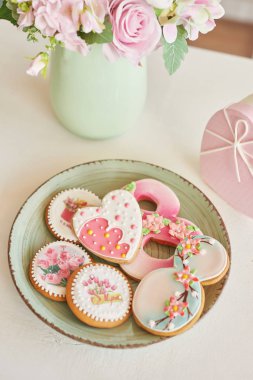 Çiçekli parlak mutfakta için Mart 8 gingerbreads