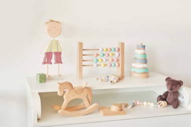 Çocuk Odası, Çekmeceli ve beyaz bir yatak, çocuk yatak odası iç ahşap oyuncaklar