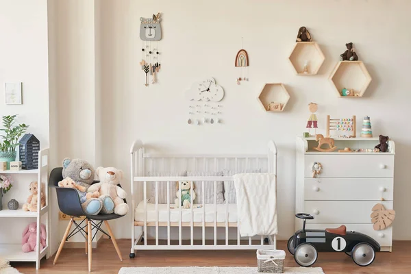 Holzspielzeug Kinderzimmer Kommode Und Ein Weißes Bett Das Innere Des — Stockfoto