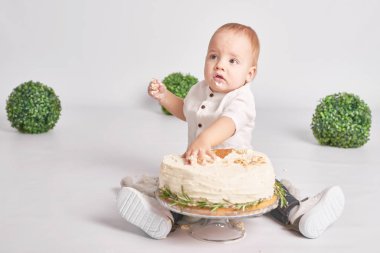 çocuğun doğum günü 1 yaşındaki çocuğu ile bir pasta