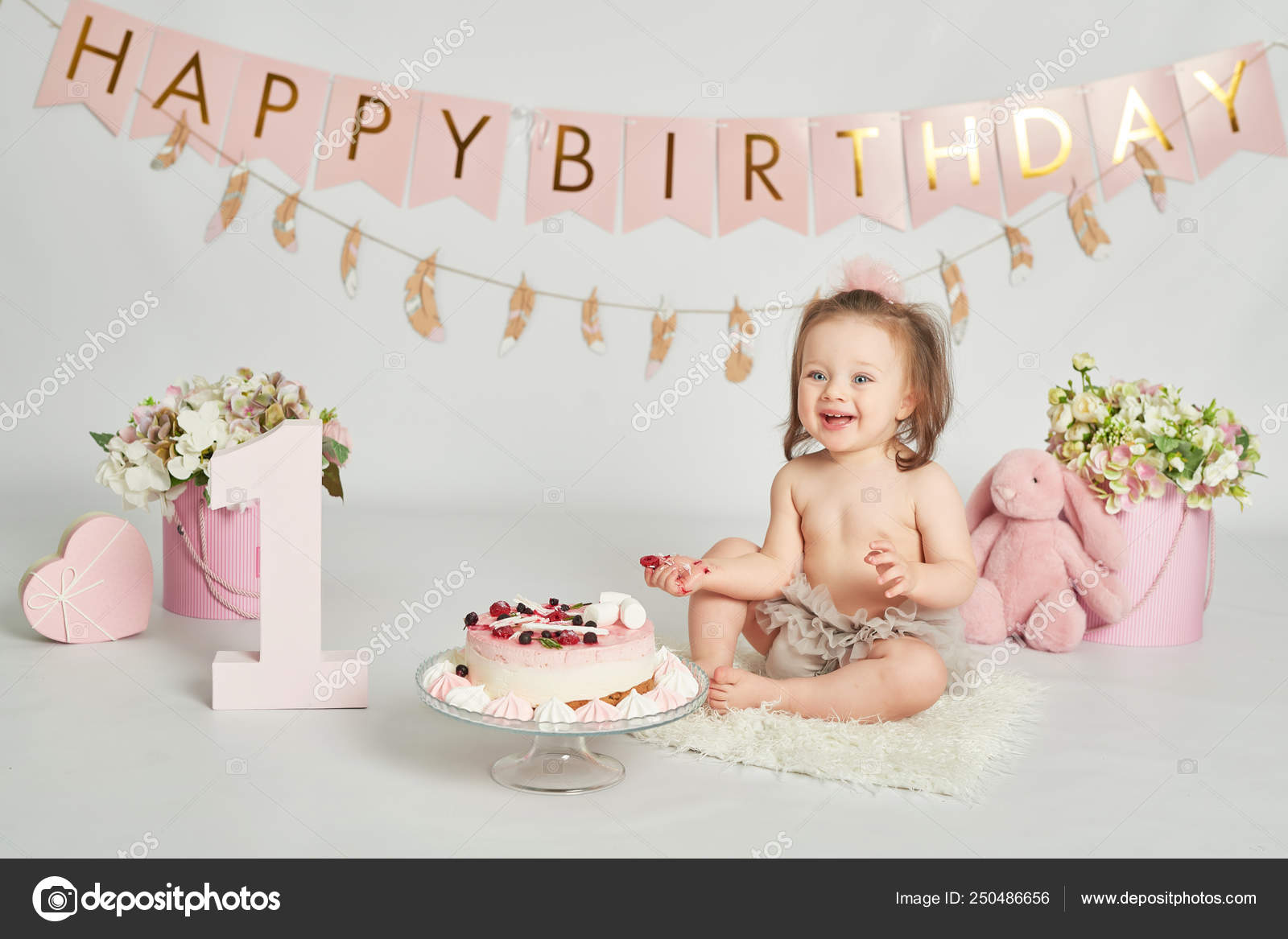 Chica Con Pastel Cumpleaños Año Edad Sesión Fotos Del Bebé: fotografía de  stock © yarovoy_aleksandr #250486656