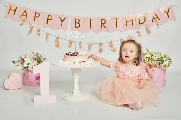 歳誕生日ケーキ女の子赤ちゃんフォト セッション — ストック写真