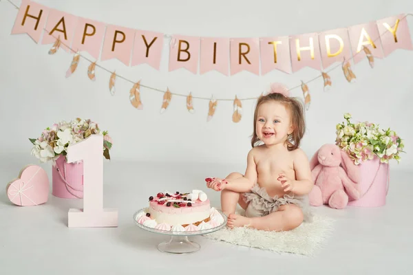 Kız bir doğum günü pastası ile 1 yaşındaki bebek Fotoğraf oturumu
