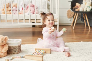 kız çocuk odasında oyuncaklarla