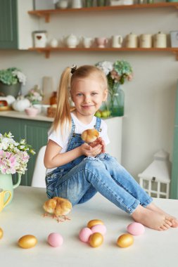 Paskalya tavuk Provence stili mutfakta ile sarışın kız