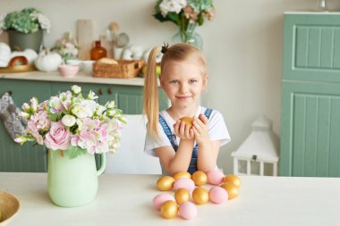 Paskalya yumurtaları Provence stili mutfak ile sarışın kız