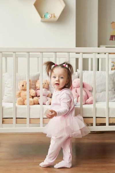 Fille Avec Des Jouets Dans Chambre Des Enfants — Photo