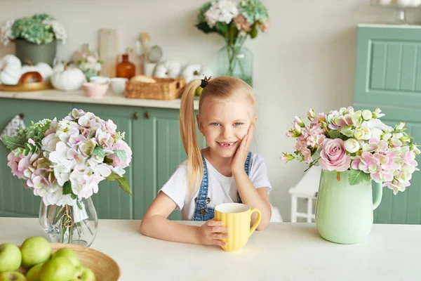 Menina Com Uma Xícara Cozinha Brilhante Estilo Provence — Fotografia de Stock