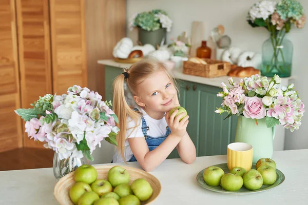 Menina Com Maçãs Cozinha Brilhante Estilo Provence — Fotografia de Stock