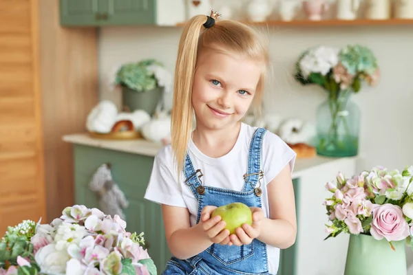 Chica Con Manzanas Cocina Luminosa Estilo Provenza —  Fotos de Stock