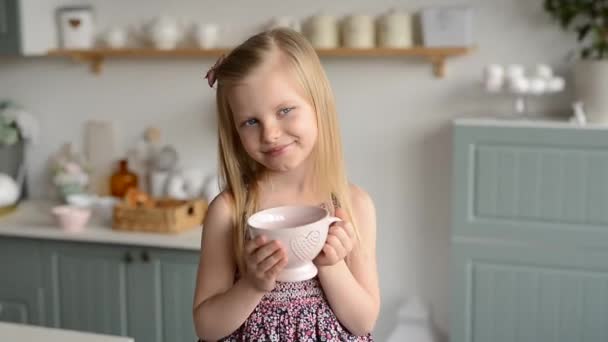 Ξανθό Κορίτσι Ένα Κύπελλο Στην Φωτεινή Κουζίνα Στο Στυλ Της — Αρχείο Βίντεο