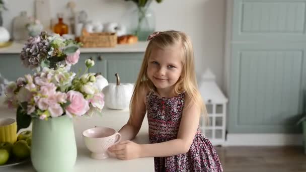 Chica Rubia Con Una Taza Cocina Brillante Estilo Provenza — Vídeos de Stock