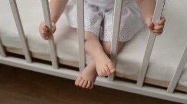 bir beşik kızla çocuk odası, oyuncak