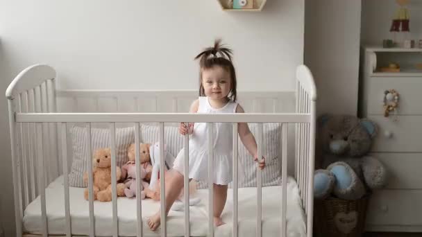 Fille Dans Berceau Avec Des Jouets Dans Chambre Des Enfants — Video